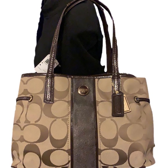 Coach Handbags - 🌻COACH F21949 🌻SIGNATURE KHAKI MAHOGANY CARRYALL
